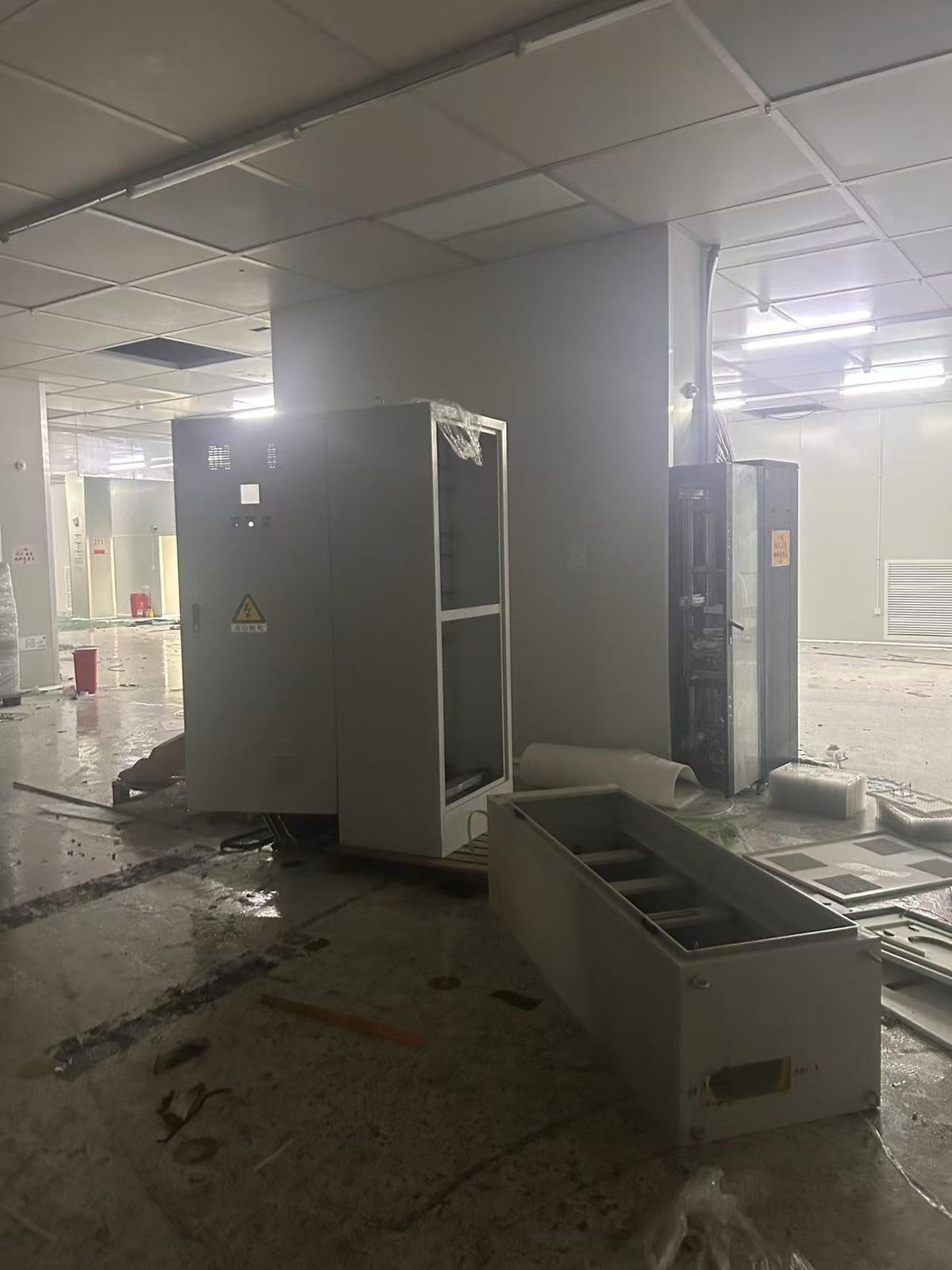厂房拆除现场的电气控制柜与水箱,义乌二手回收现场实拍